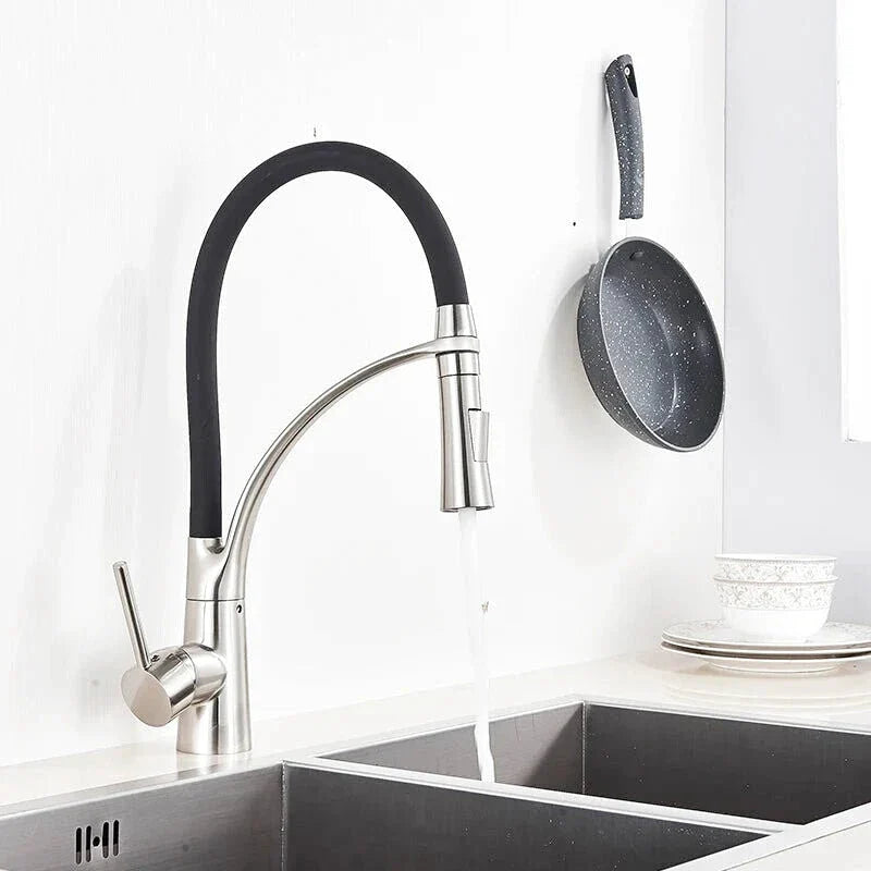 Robinet en laiton avec finition nickel brossé, vue de profil