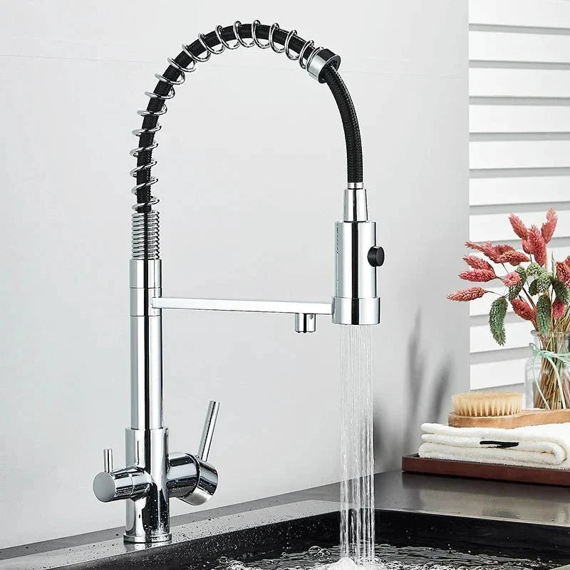 Détail du bec orientable du robinet noir mat