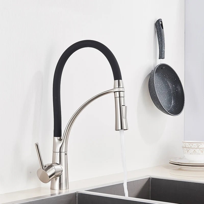 Détail du bec orientable du robinet de cuisine