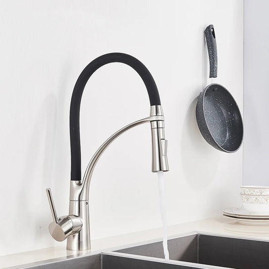 Détail du bec orientable du robinet de cuisine