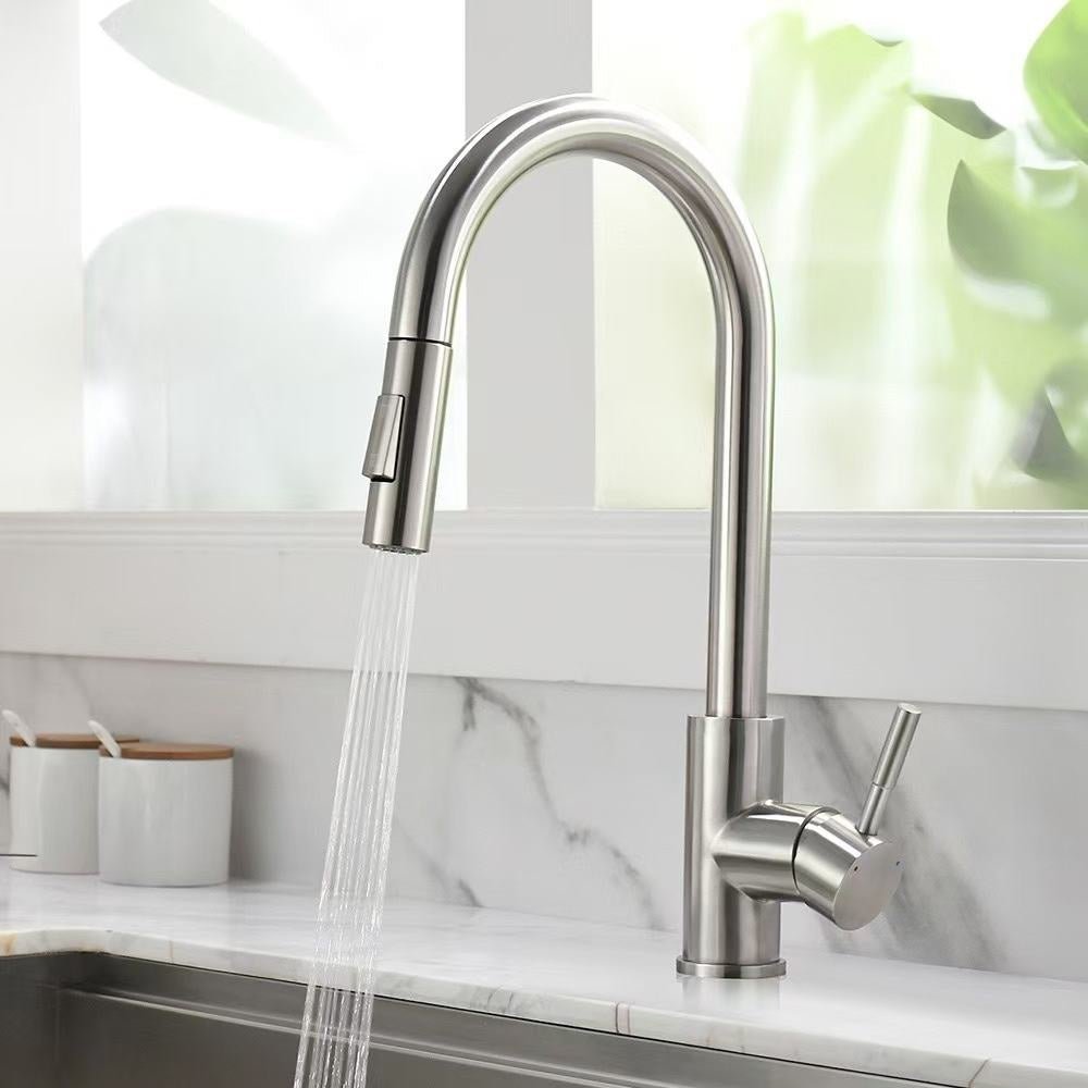 Installation simple du robinet sur évier monotrou avec accessoires