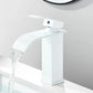 Robinet bas blanc avec design compact et moderne