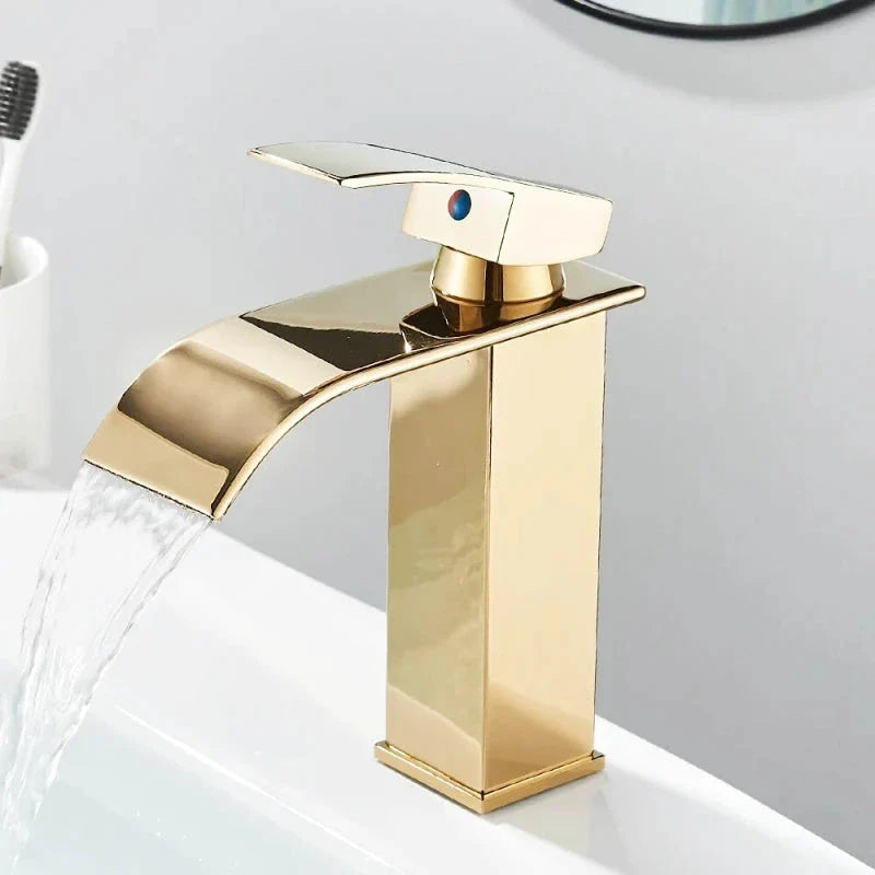 Vue de dessus d'un robinet noir mat sur un plan de travail