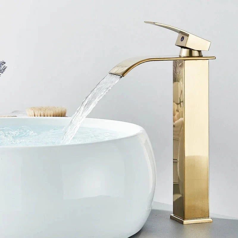 Robinet noir mat avec design minimaliste et épuré