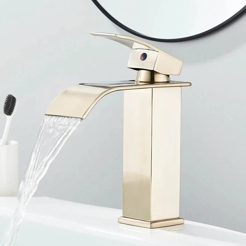 Robinet noir mat avec raccords visibles pour installation facile