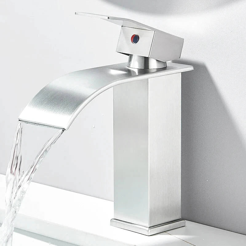 Détail du levier de commande d'un robinet noir mat