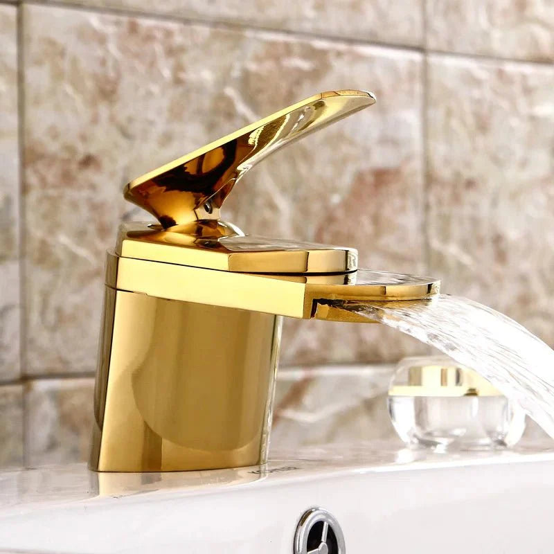 Robinet cascade en laiton avec finition polie élégante