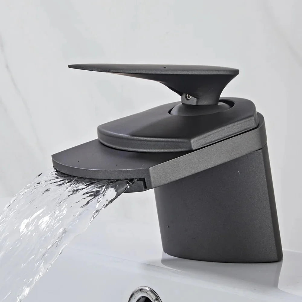 Robinet de lavabo avec finition brillante et moderne
