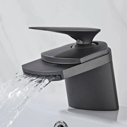 Robinet de lavabo avec finition brillante et moderne