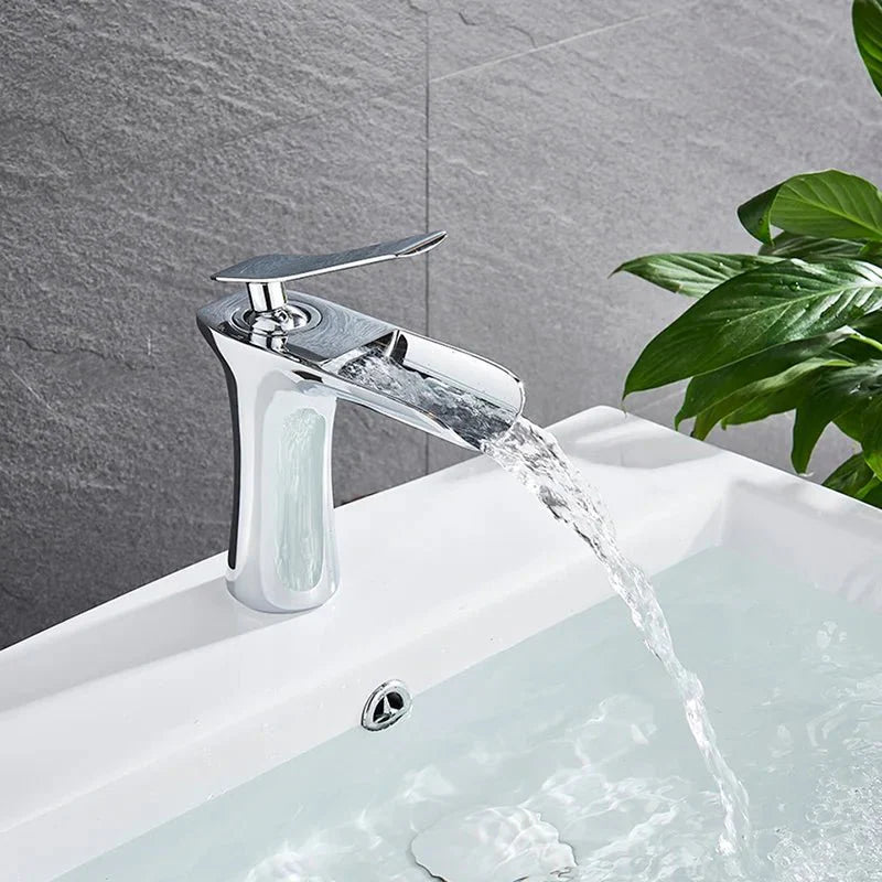 Robinet de lavabo avec bec cascade, design élégant