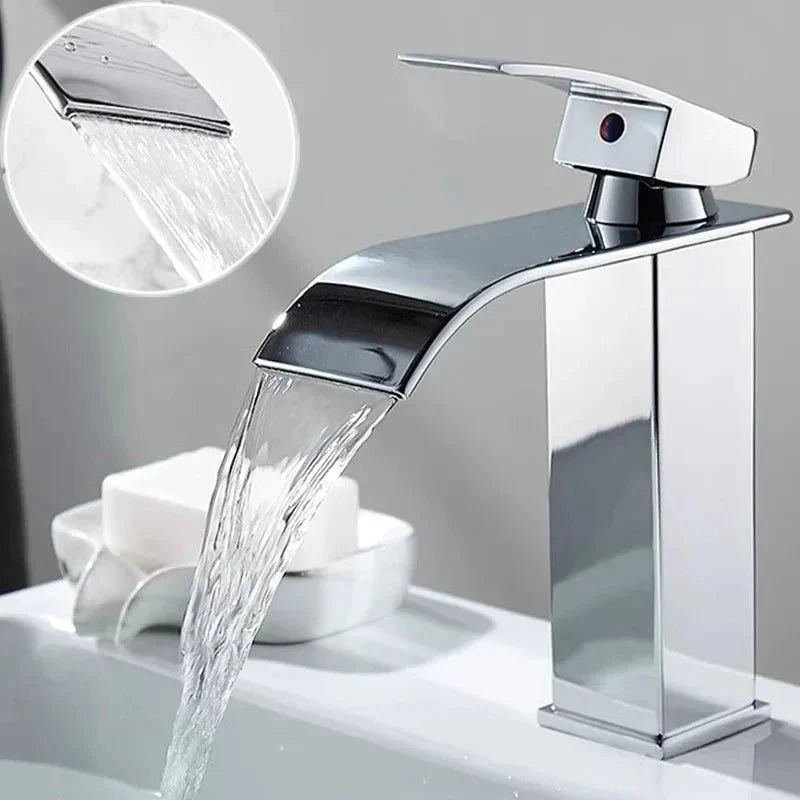Robinet cascade inox avec bec large et design moderne