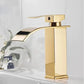 Robinet cascade installé sur un lavabo moderne