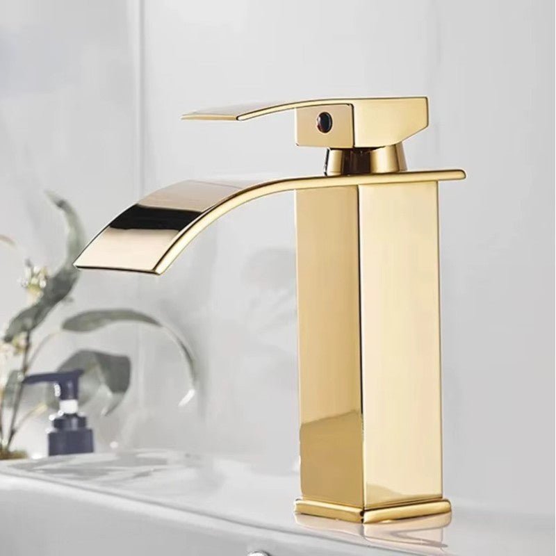Robinet cascade installé sur un lavabo moderne