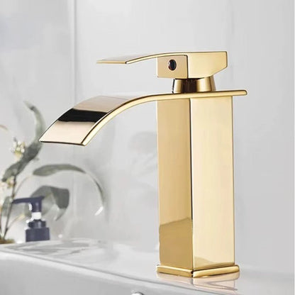 Robinet cascade installé sur un lavabo moderne