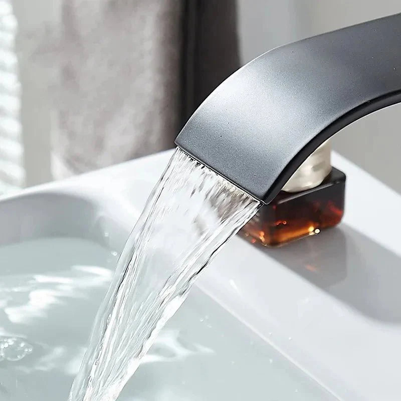 Vue latérale du robinet cascade en acier inoxydable