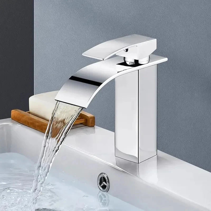 Robinet de salle de bain avec jet d'eau fluide