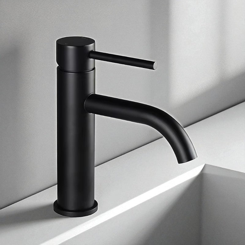 Mitigeur or rose installé sur un plan de salle de bain