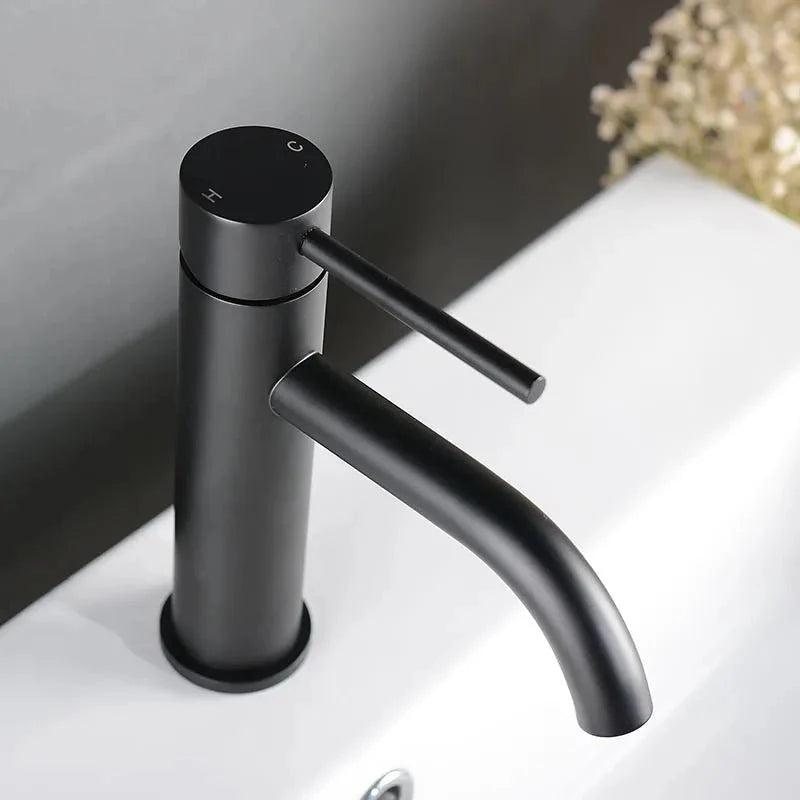 Vue latérale du robinet en inox brossé or rose