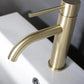 Mitigeur de lavabo en inox or rose sur fond blanc