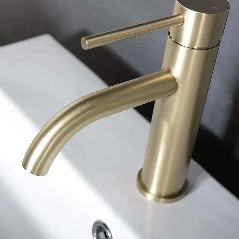 Mitigeur de lavabo en inox or rose sur fond blanc