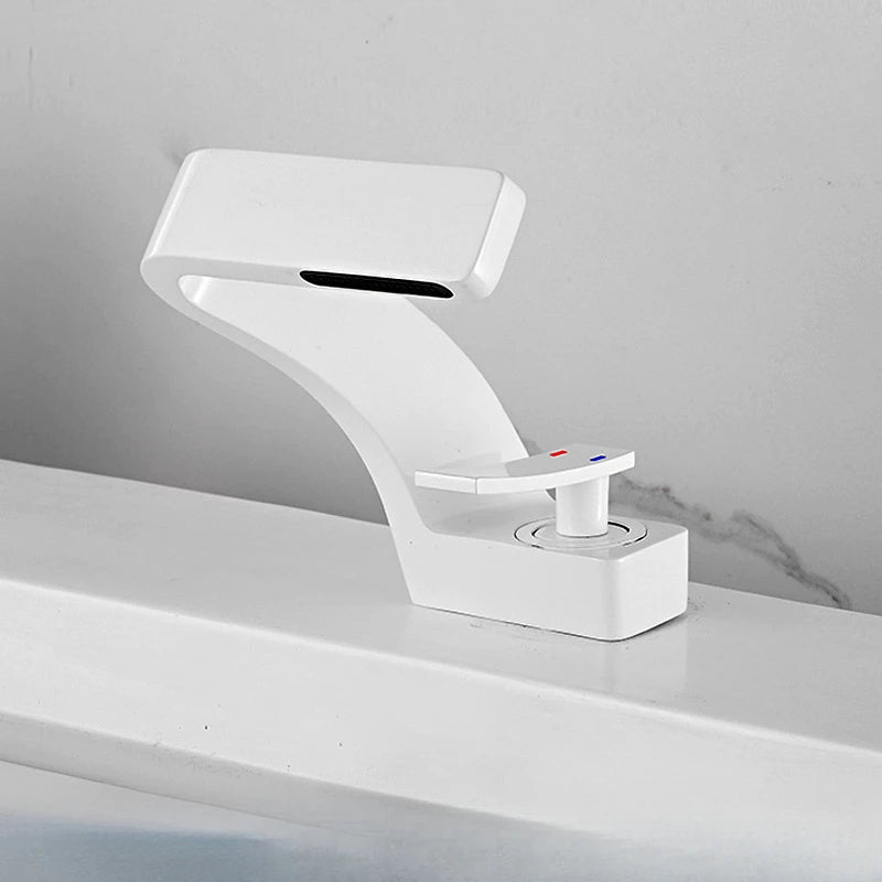 Vue rapprochée du robinet avec finition noire mate