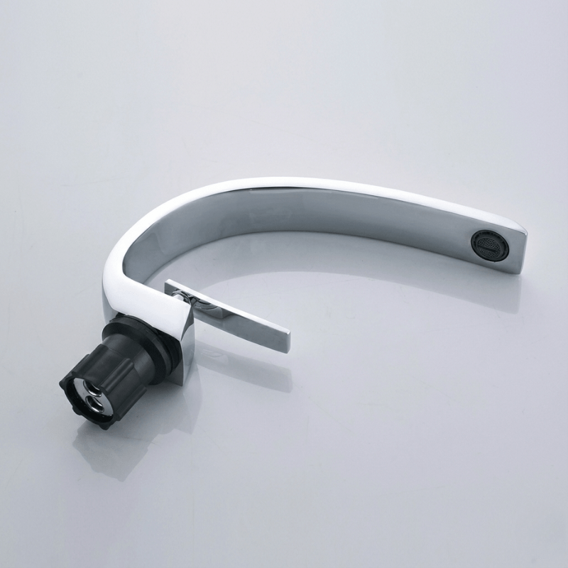 Gros plan sur la poignée unique du robinet en laiton