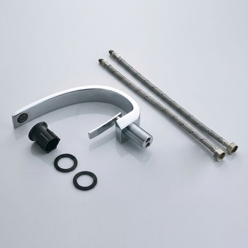 Vue de dessus du robinet de salle de bain en laiton doré