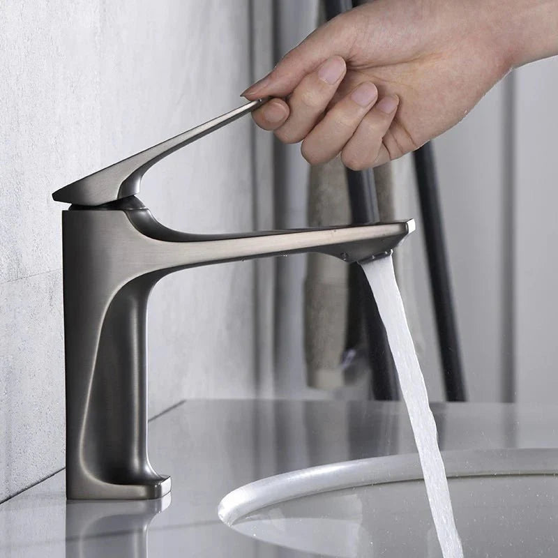 Vue latérale du robinet de salle de bain, design contemporain