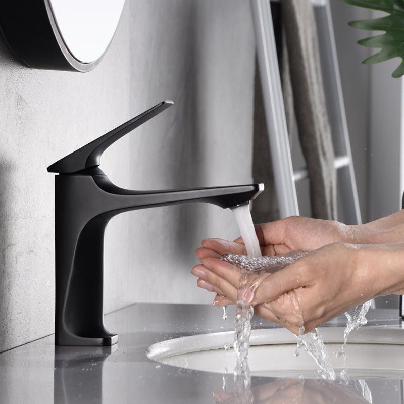 Robinet de lavabo avec poignée unique, style épuré et fonctionnel