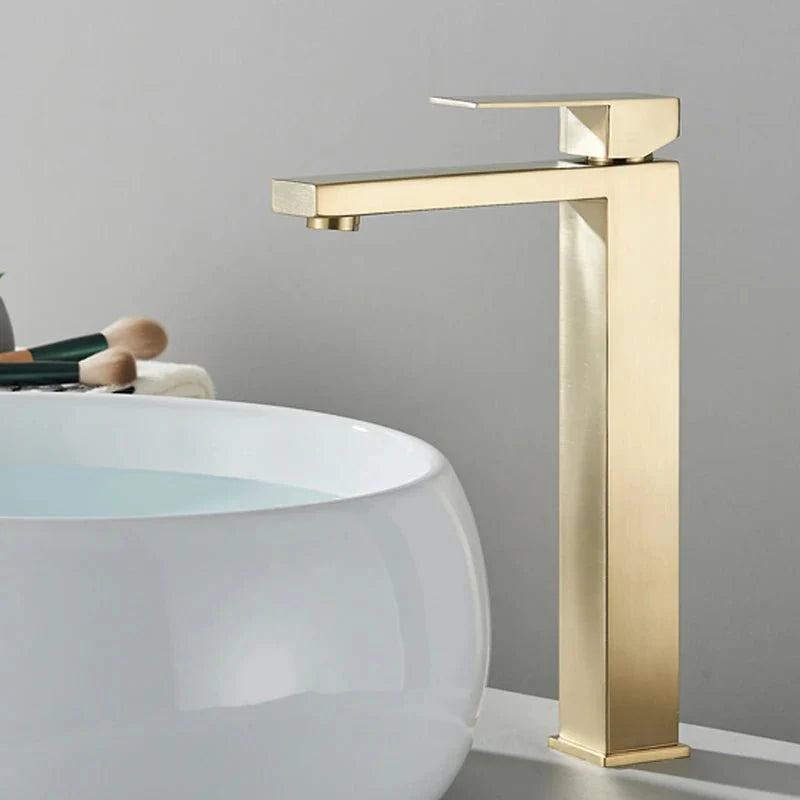 Robinet en inox avec finition noire, intégré dans une salle de bain