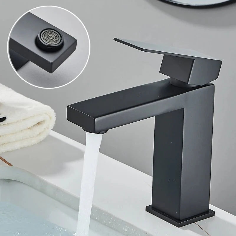 Robinet en inox moderne avec finition noire, vue de côté