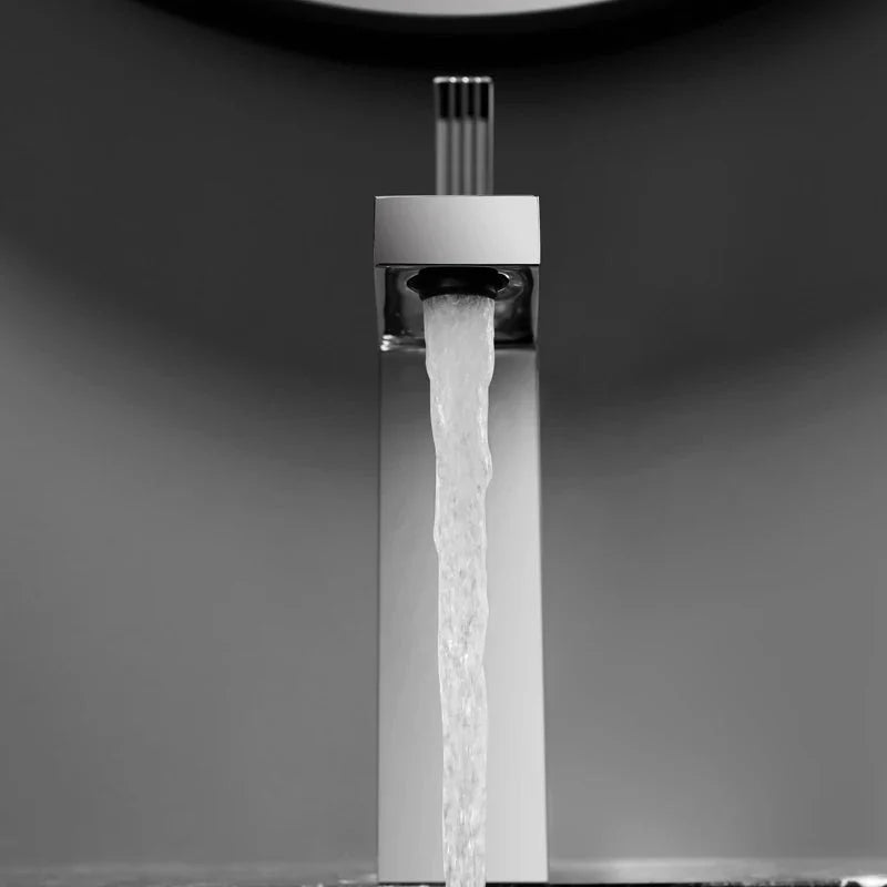Vue latérale du mitigeur moderne en laiton pour lavabo