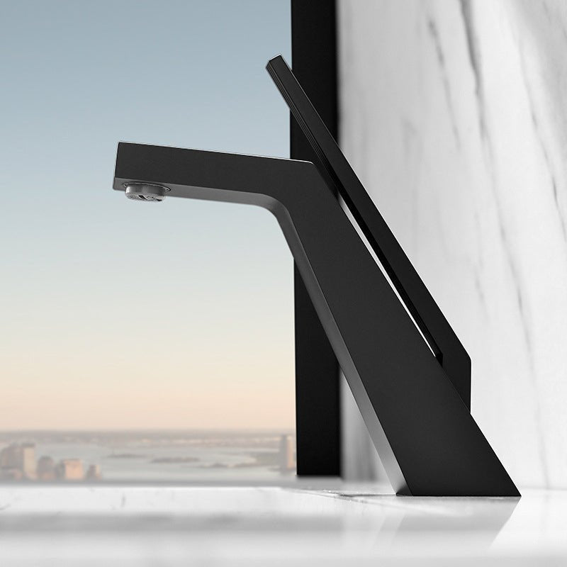 Robinet moderne en laiton avec installation sur pont