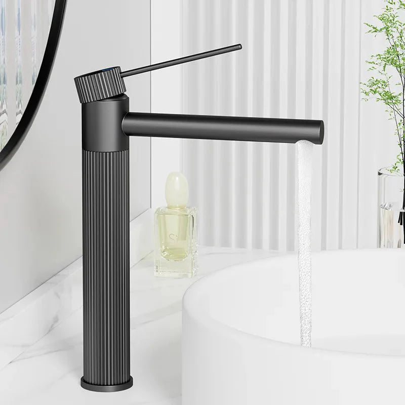 Robinet moderne en inox avec finition lisse, vue de face
