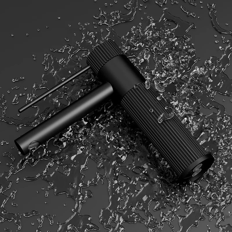 Détail du bec verseur d'un robinet en inox, style contemporain