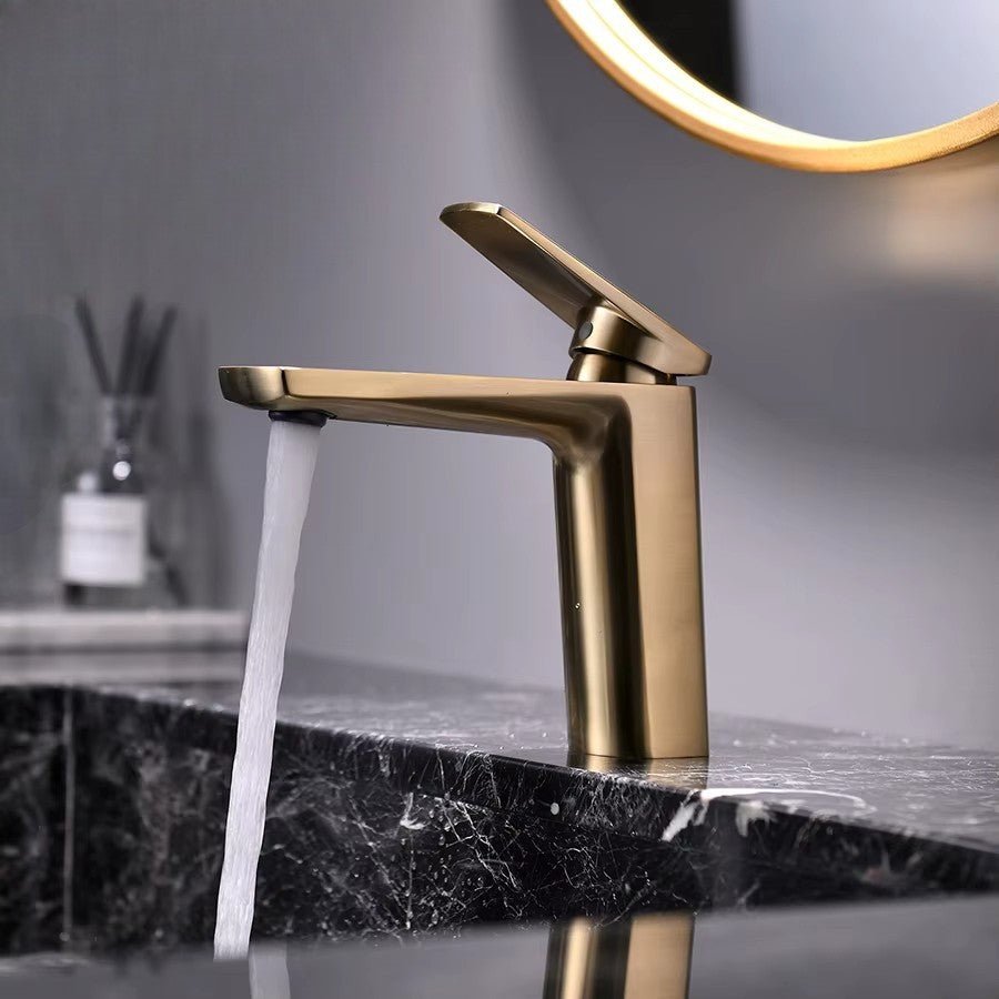 Mitigeur carré en laiton avec surface anti-traces