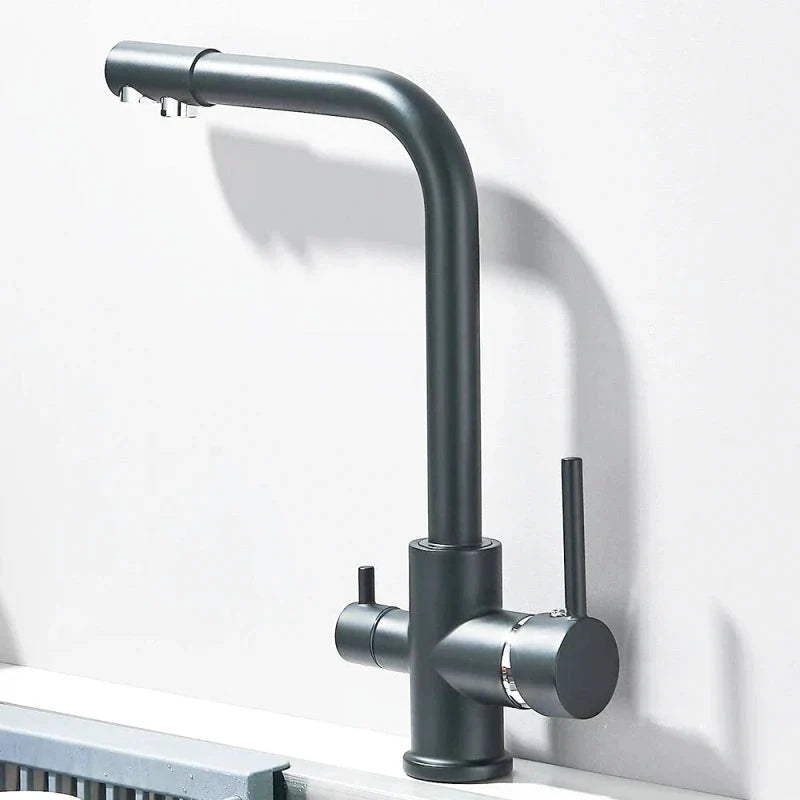 Vue rapprochée du robinet moderne avec finition chromée et double sortie