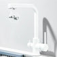 Robinet blanc avec double sortie, parfait pour une cuisine lumineuse