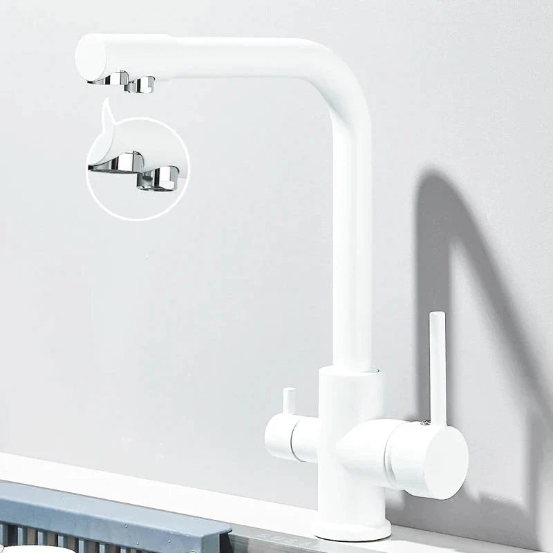 Robinet blanc avec double sortie, parfait pour une cuisine lumineuse