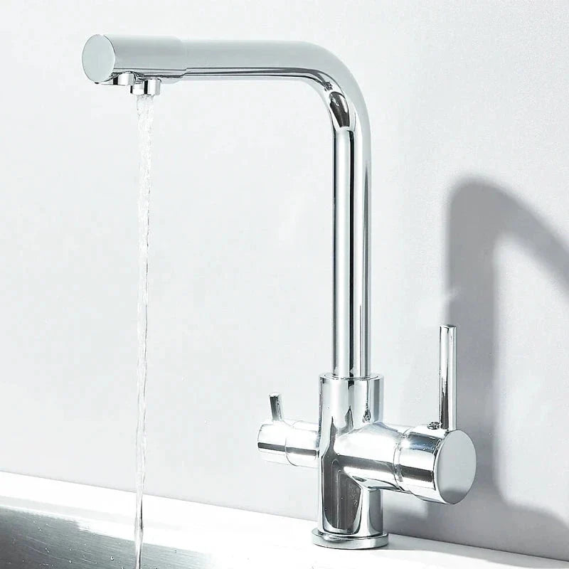 Robinet en finition chromée, offrant une apparence moderne et brillante