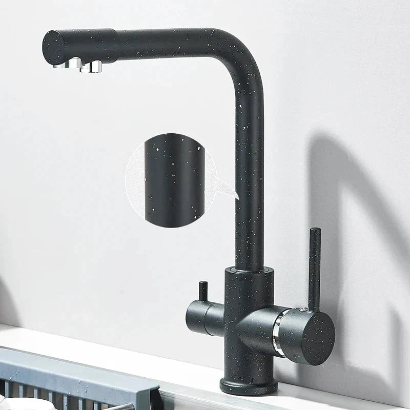Robinet noir avec motifs de pois, combinant style et fonctionnalité