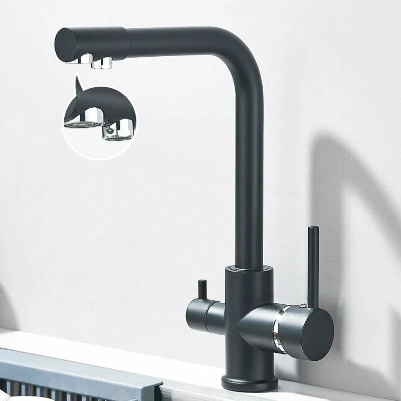Robinet noir et chrome avec bec pivotant, ajoutant une touche moderne