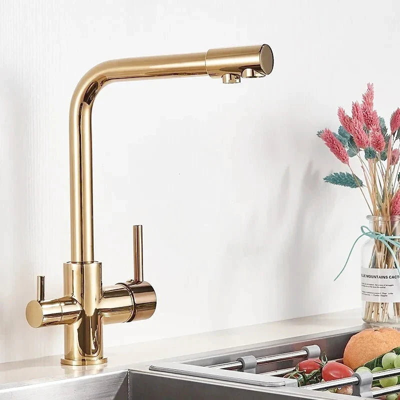 Robinet de cuisine en finition dorée, apportant une touche de luxe