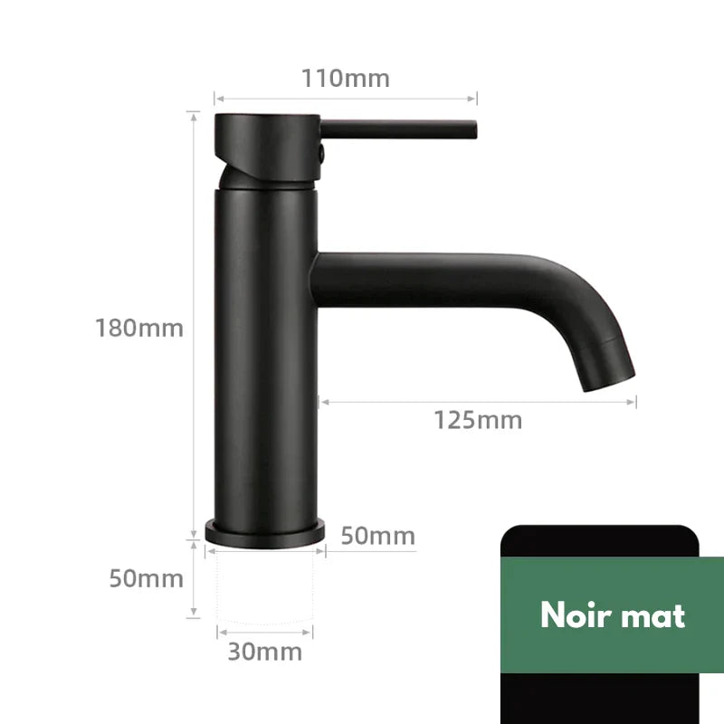 Robinet noir mat en laiton, installé sur un plan de salle de bain