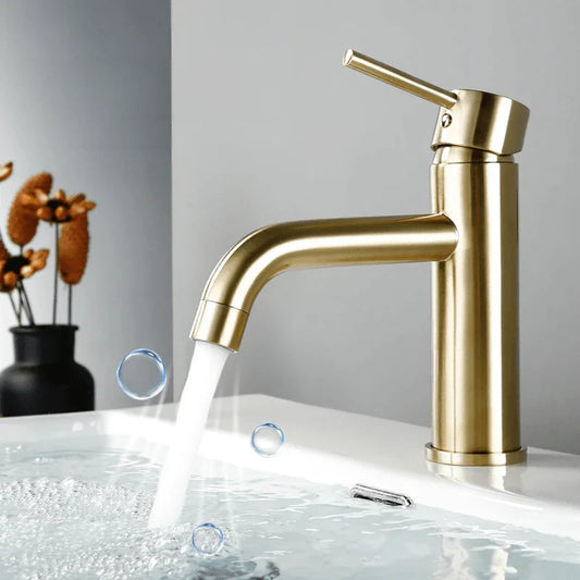 Robinet en laiton doré brossé, installé sur un plan de salle de bain