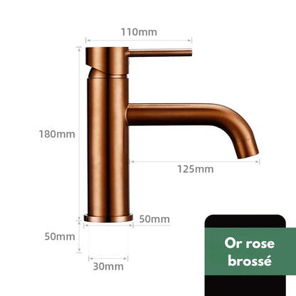 Vue rapprochée d'un robinet or rose brossé en laiton