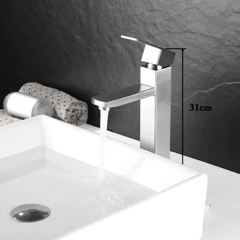 Robinet haut en inox brossé, silhouette élancée