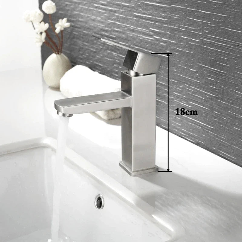 Vue latérale d'un robinet inox brossé, design épuré