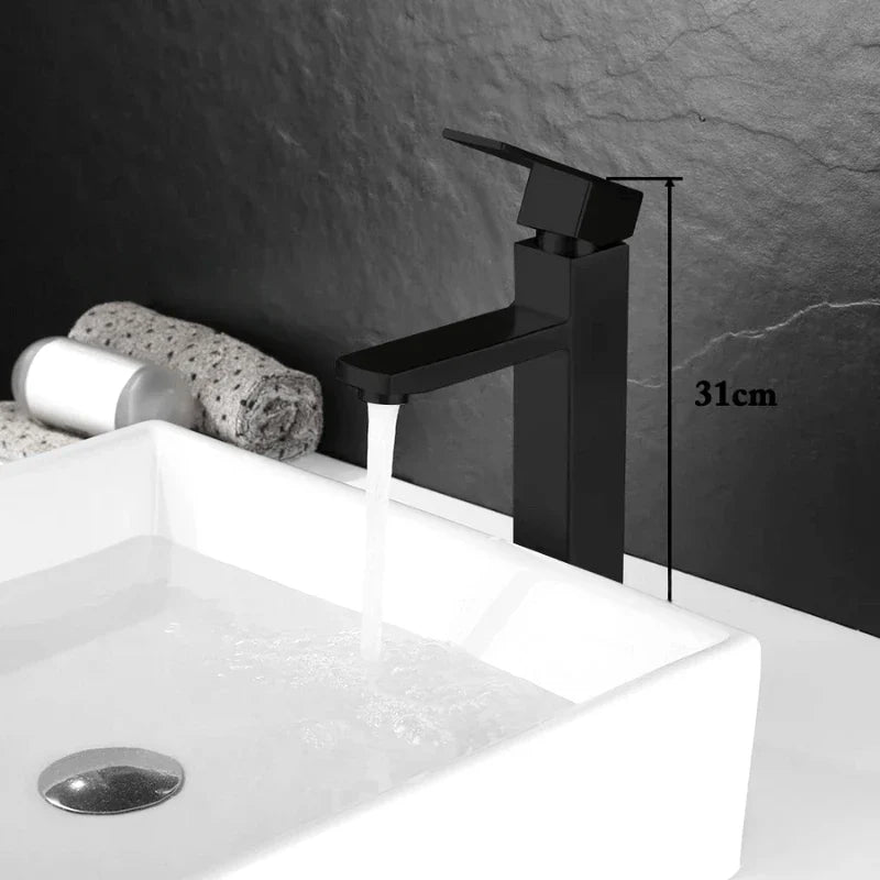 Vue de profil d'un robinet haut noir en inox brossé