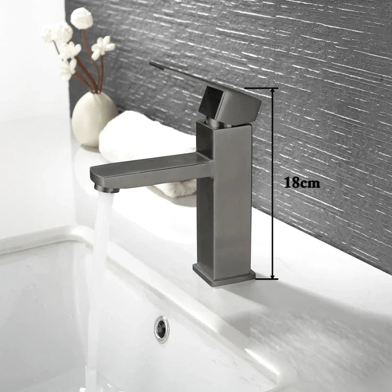 Robinet noir en inox brossé, contraste élégant